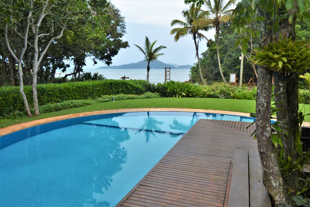 Casa Pé na Areia à venda no Condomínio Iporanga Guarujá — Villa 490 | Projeto Sidônio Porto
