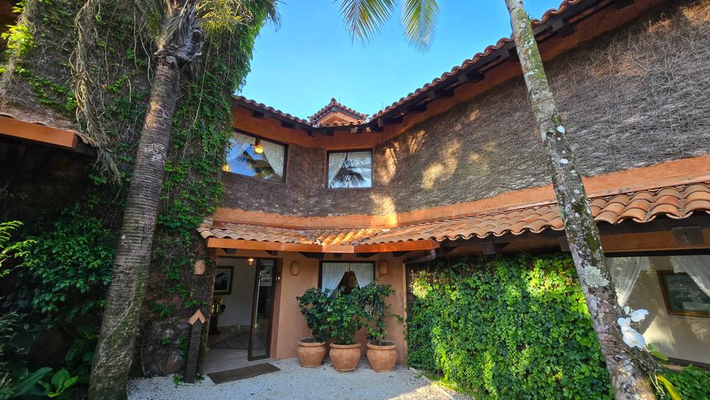 Casa Pé na Areia para locação no Condomínio Iporanga Guarujá — Villa 498
