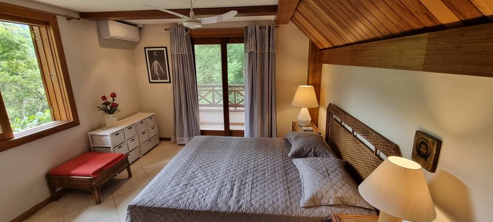 Casa à venda no Condomínio Iporanga Guarujá — Villa 403