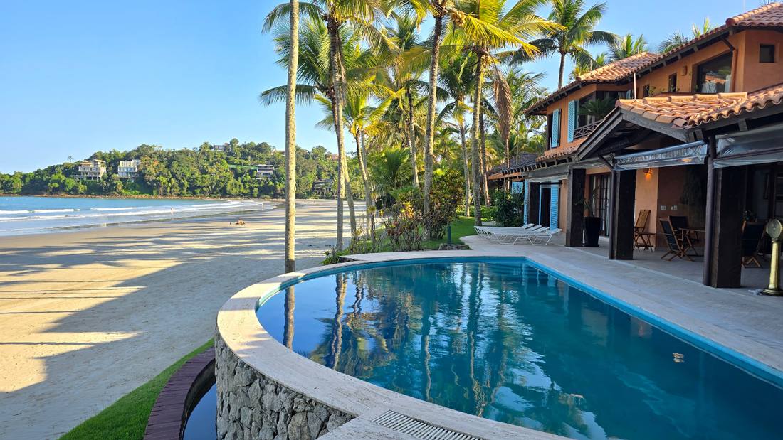Casa Pé na Areia para locação no Condomínio Iporanga Guarujá — Villa 498