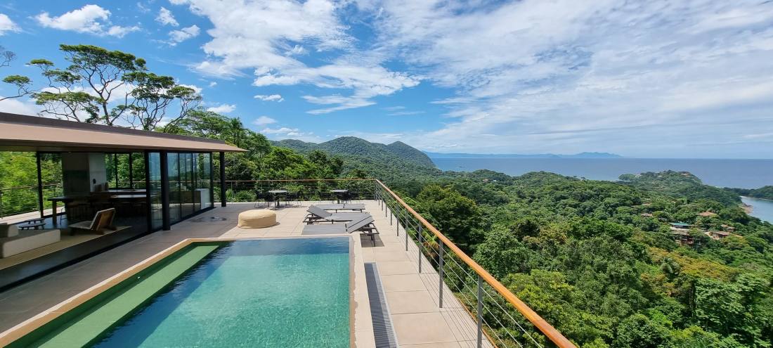 Casa à venda no Condomínio São Pedro Guarujá — Villa 131