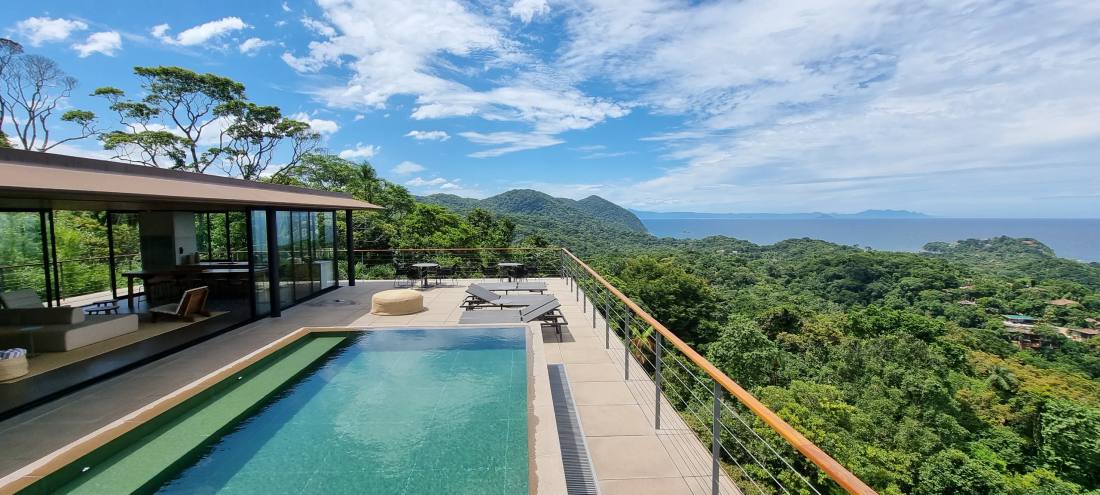 Casa à venda no Condomínio São Pedro Guarujá — Villa 131