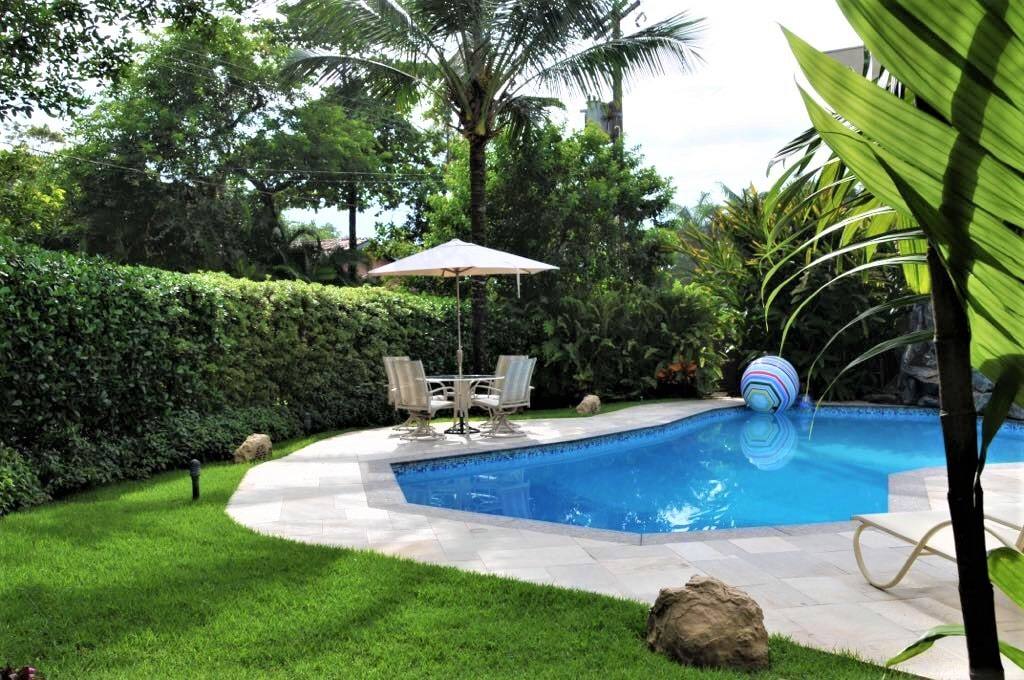 Casa à venda no Condomínio São Pedro Guarujá — Villa 135