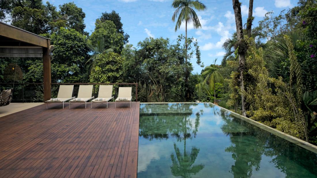 Casa à venda no Condomínio São Pedro Guarujá — Villa 140