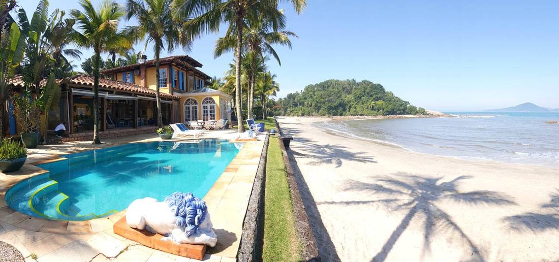 Casa Pé na Areia à venda no Condomínio Iporanga Guarujá — Villa 494
