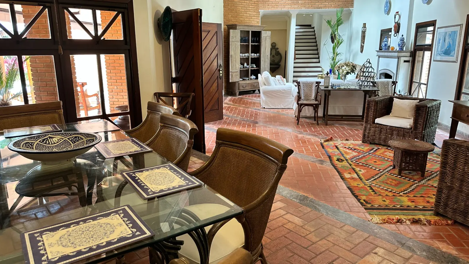 Casa rustica e charmosa com quintal gramado no condominio Iporanga (12)