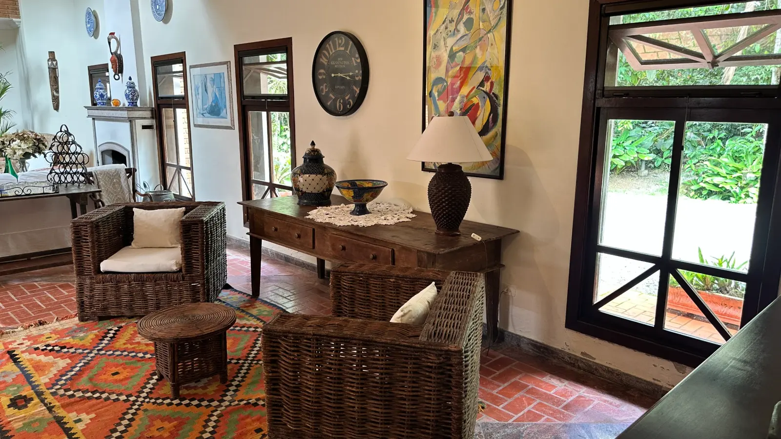 Casa rustica e charmosa com quintal gramado no condominio Iporanga (11)