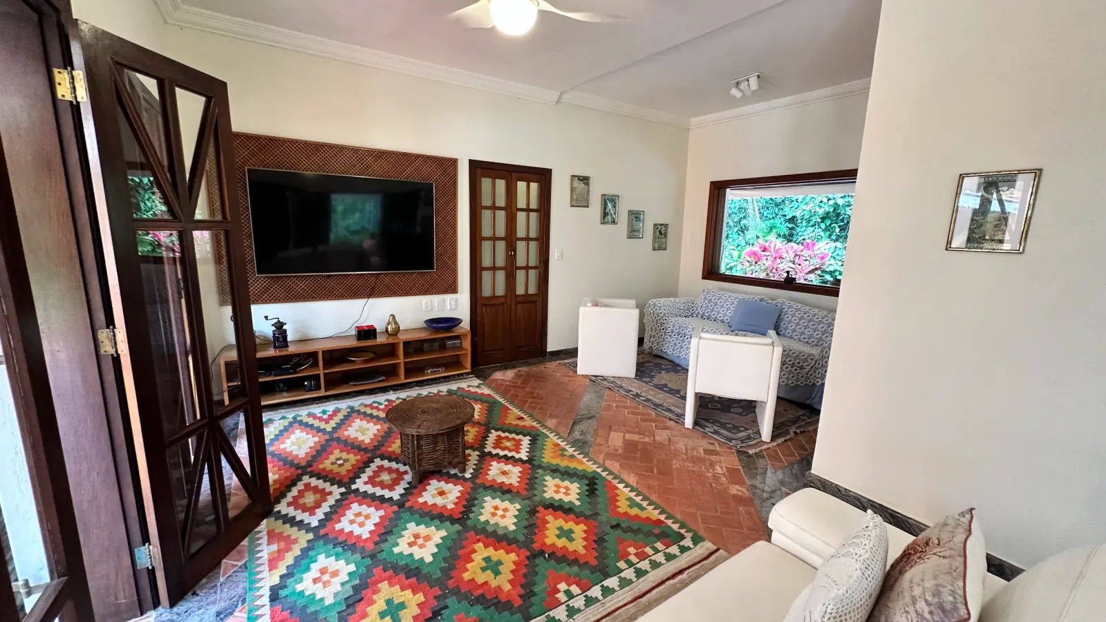 Casa rustica e charmosa com quintal gramado no condominio Iporanga (14)
