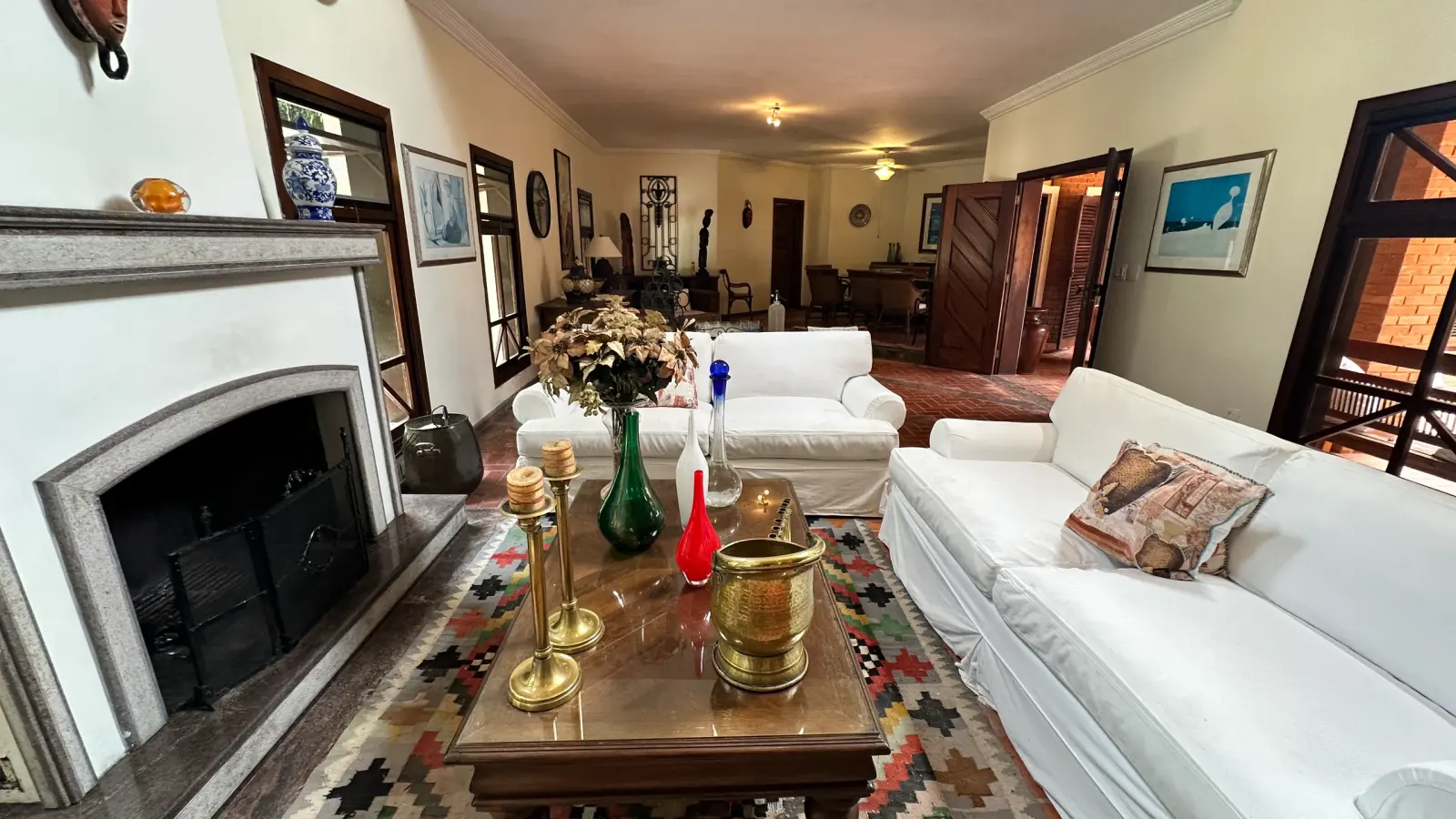 Casa rustica e charmosa com quintal gramado no condominio Iporanga (8)