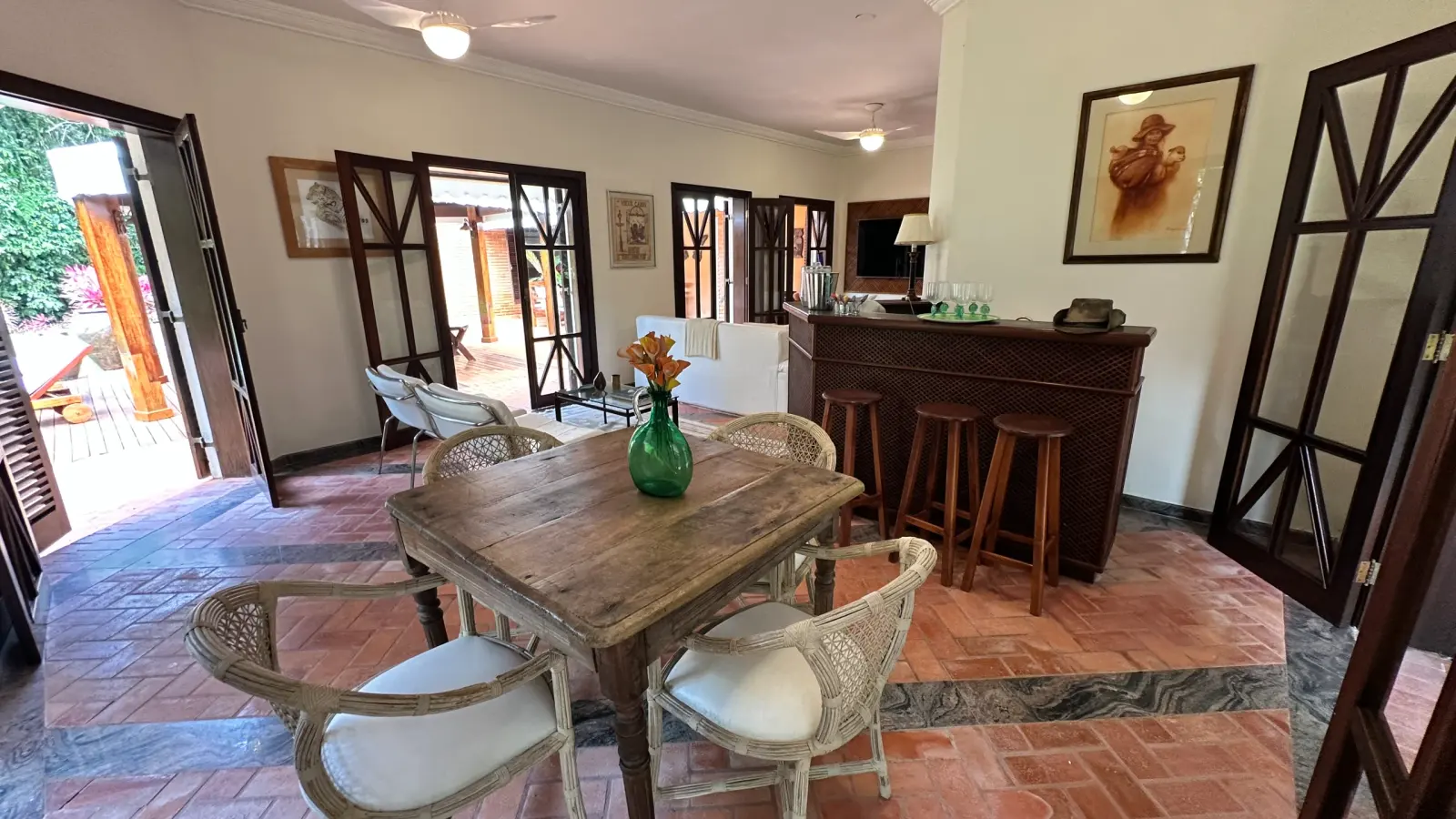 Casa rustica e charmosa com quintal gramado no condominio Iporanga (16)
