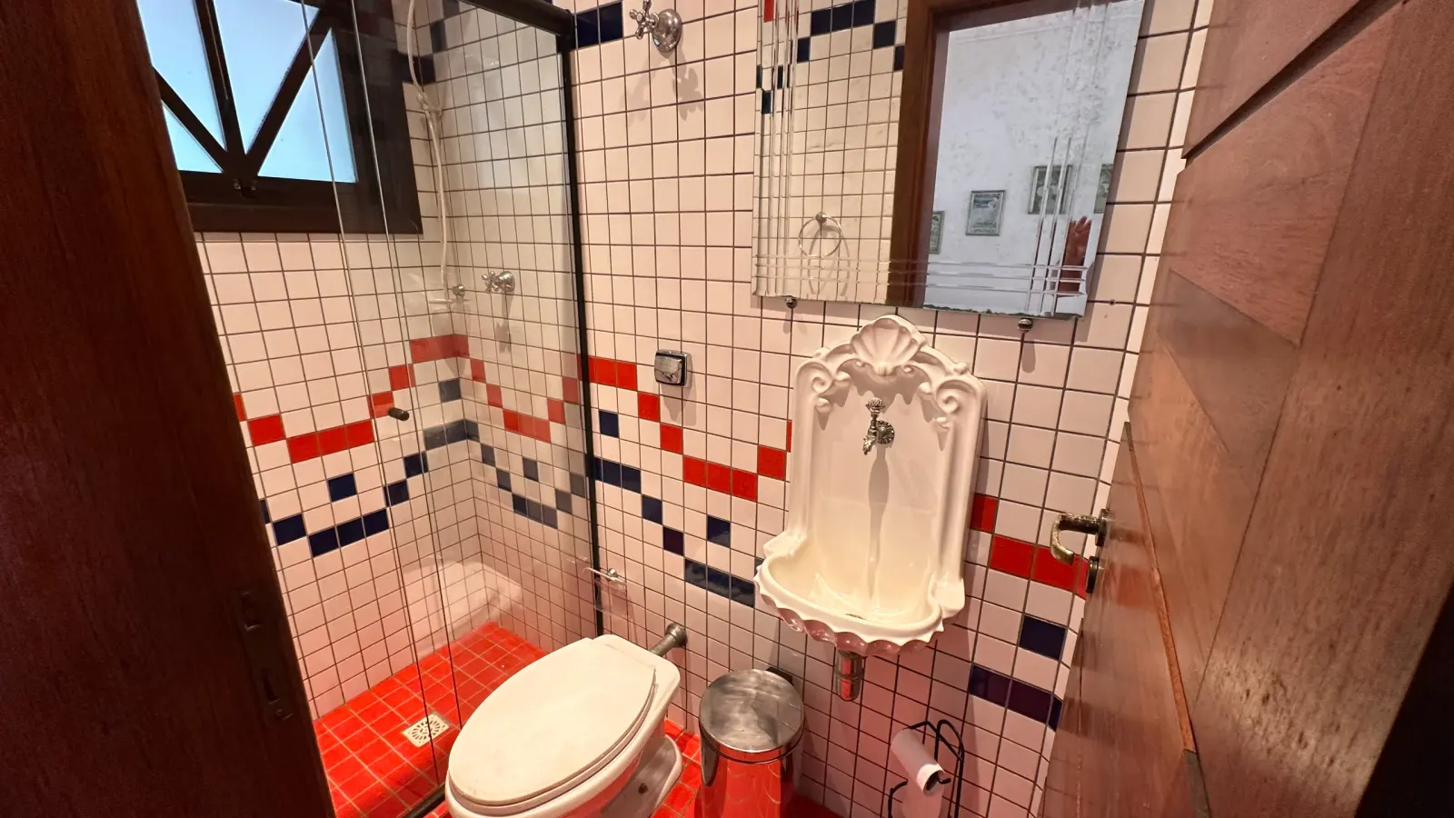 Casa rustica e charmosa com quintal gramado no condominio Iporanga (23)