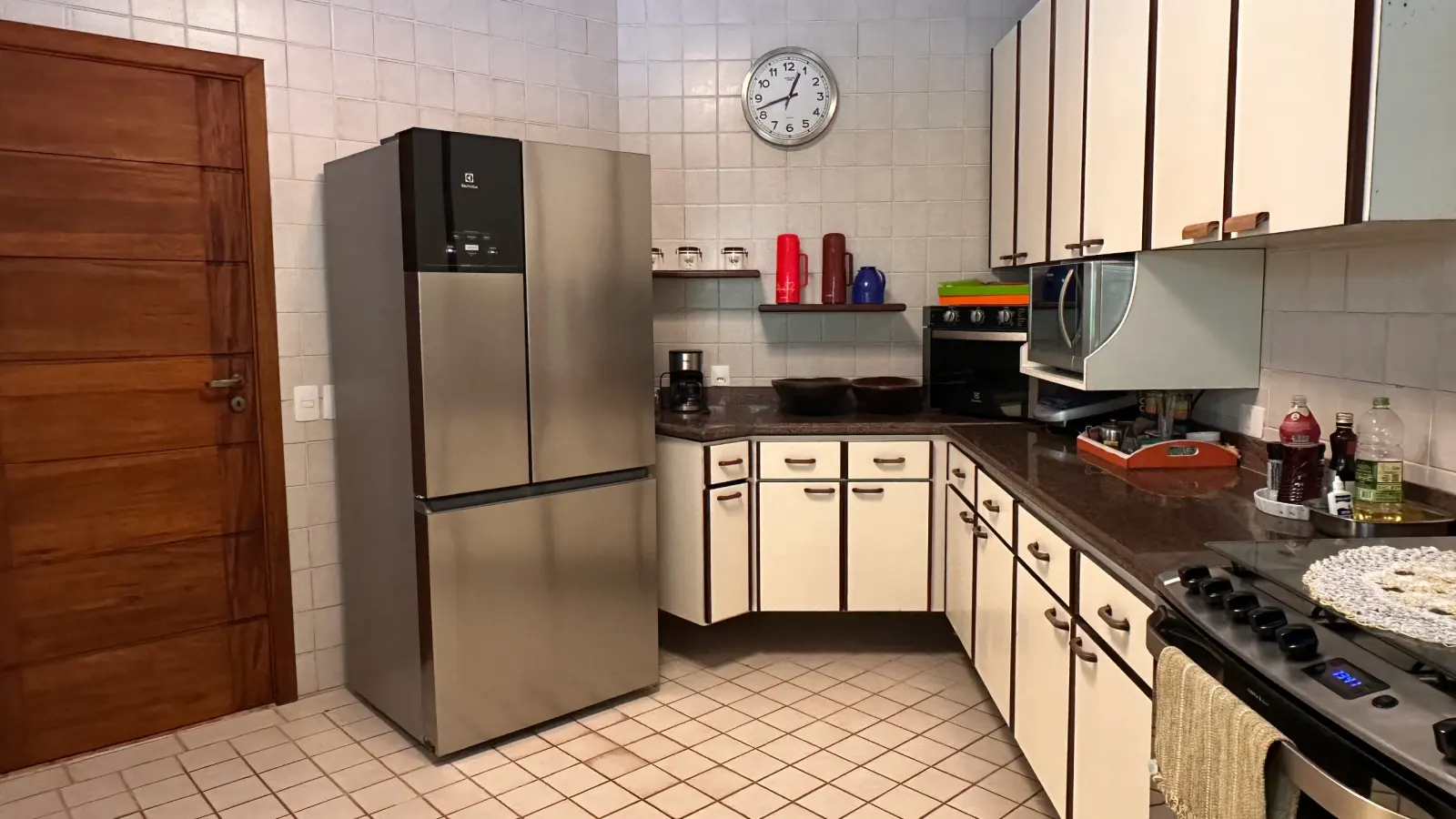 Casa rustica e charmosa com quintal gramado no condominio Iporanga (21)