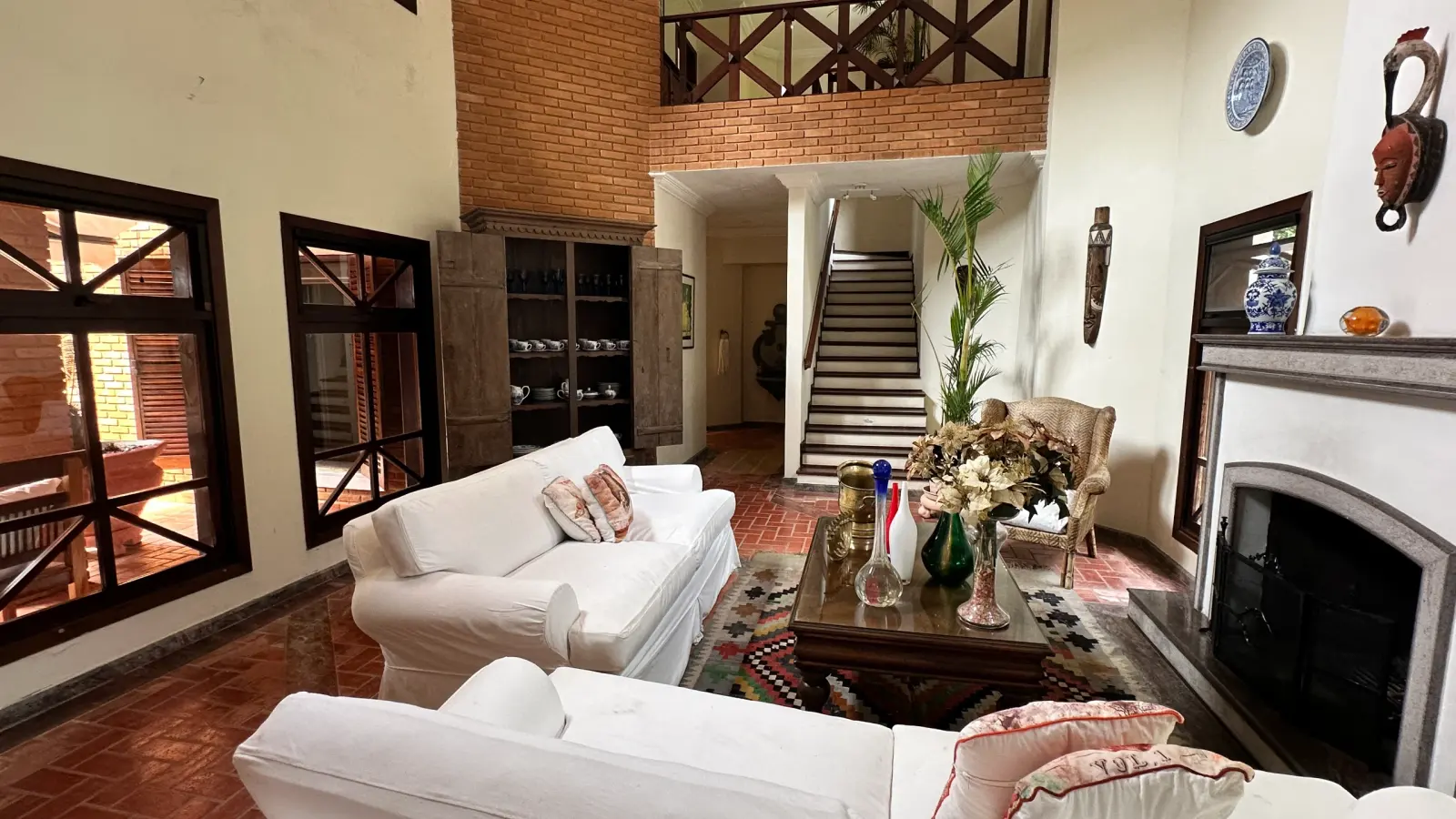 Casa rustica e charmosa com quintal gramado no condominio Iporanga (9)