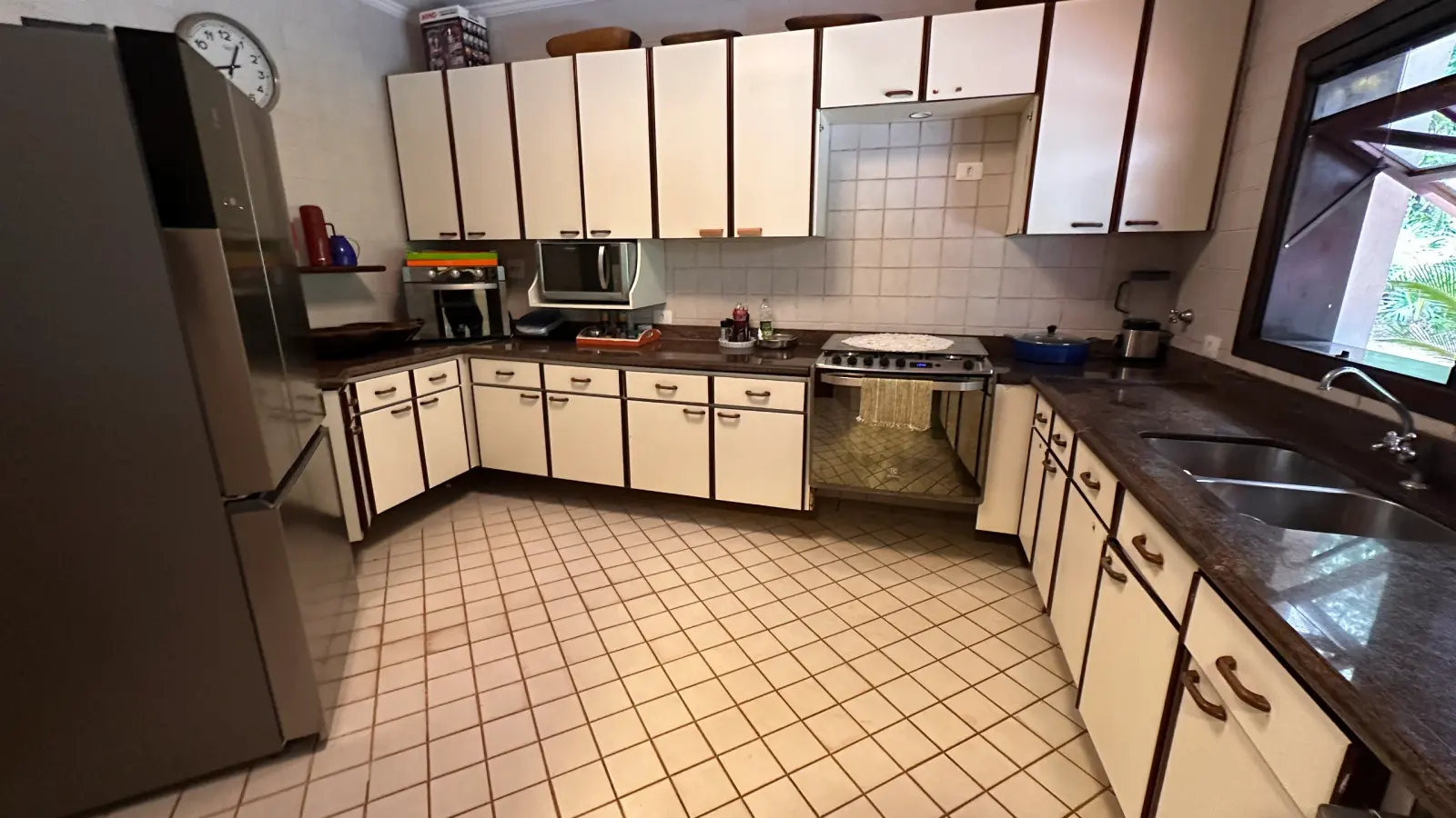 Casa rustica e charmosa com quintal gramado no condominio Iporanga (22)