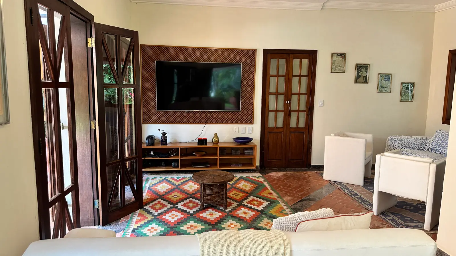 Casa rustica e charmosa com quintal gramado no condominio Iporanga (13)