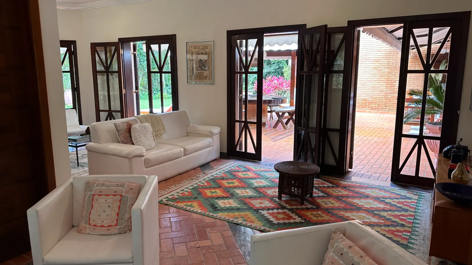 Casa rustica e charmosa com quintal gramado no condominio Iporanga (20)