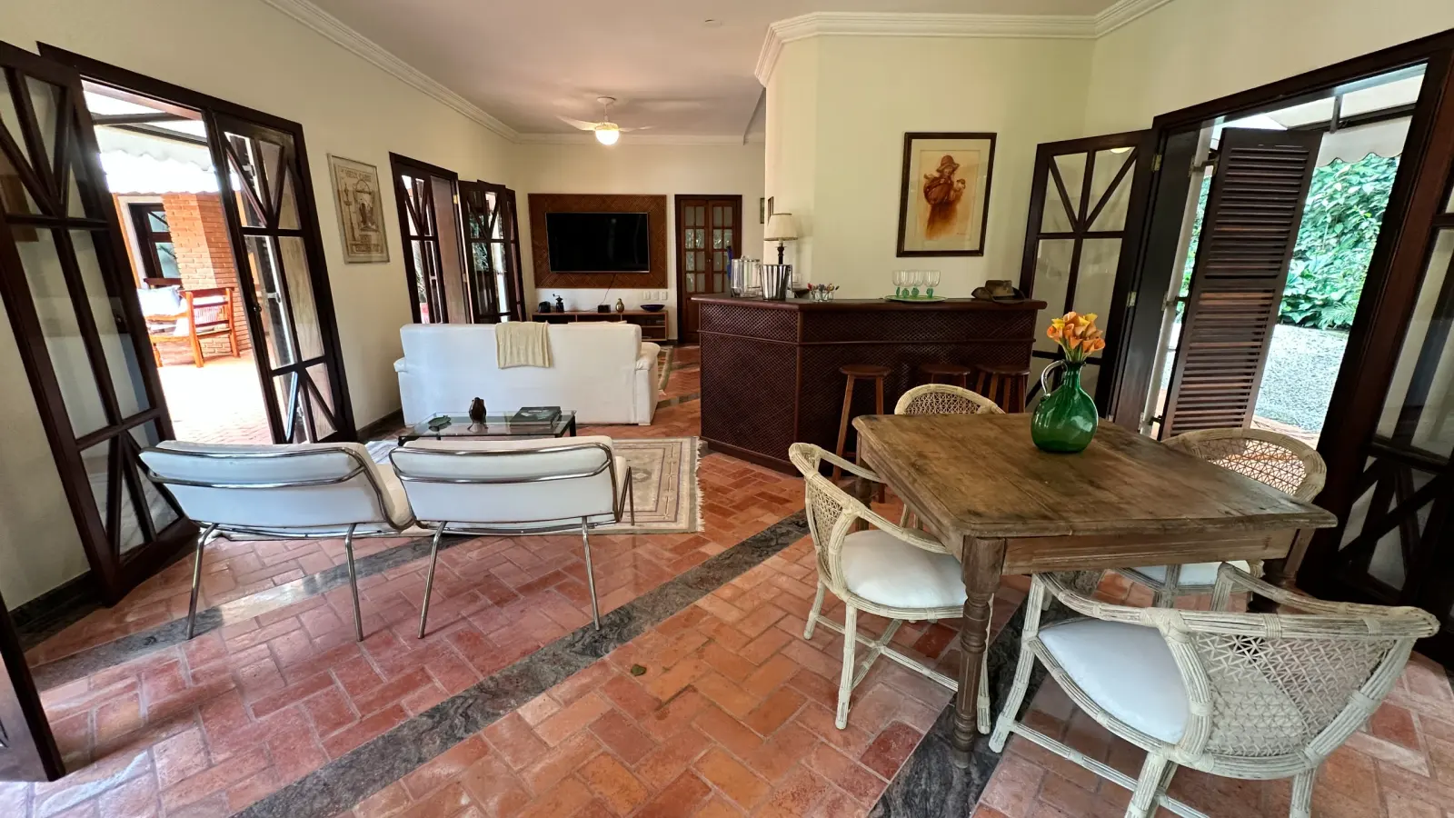 Casa rustica e charmosa com quintal gramado no condominio Iporanga (17)