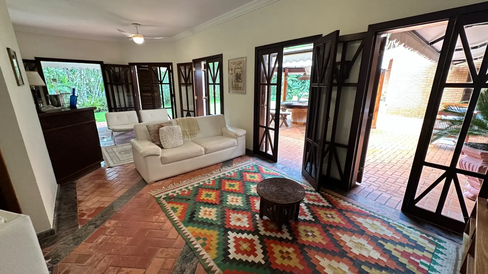 Casa rustica e charmosa com quintal gramado no condominio Iporanga (15)