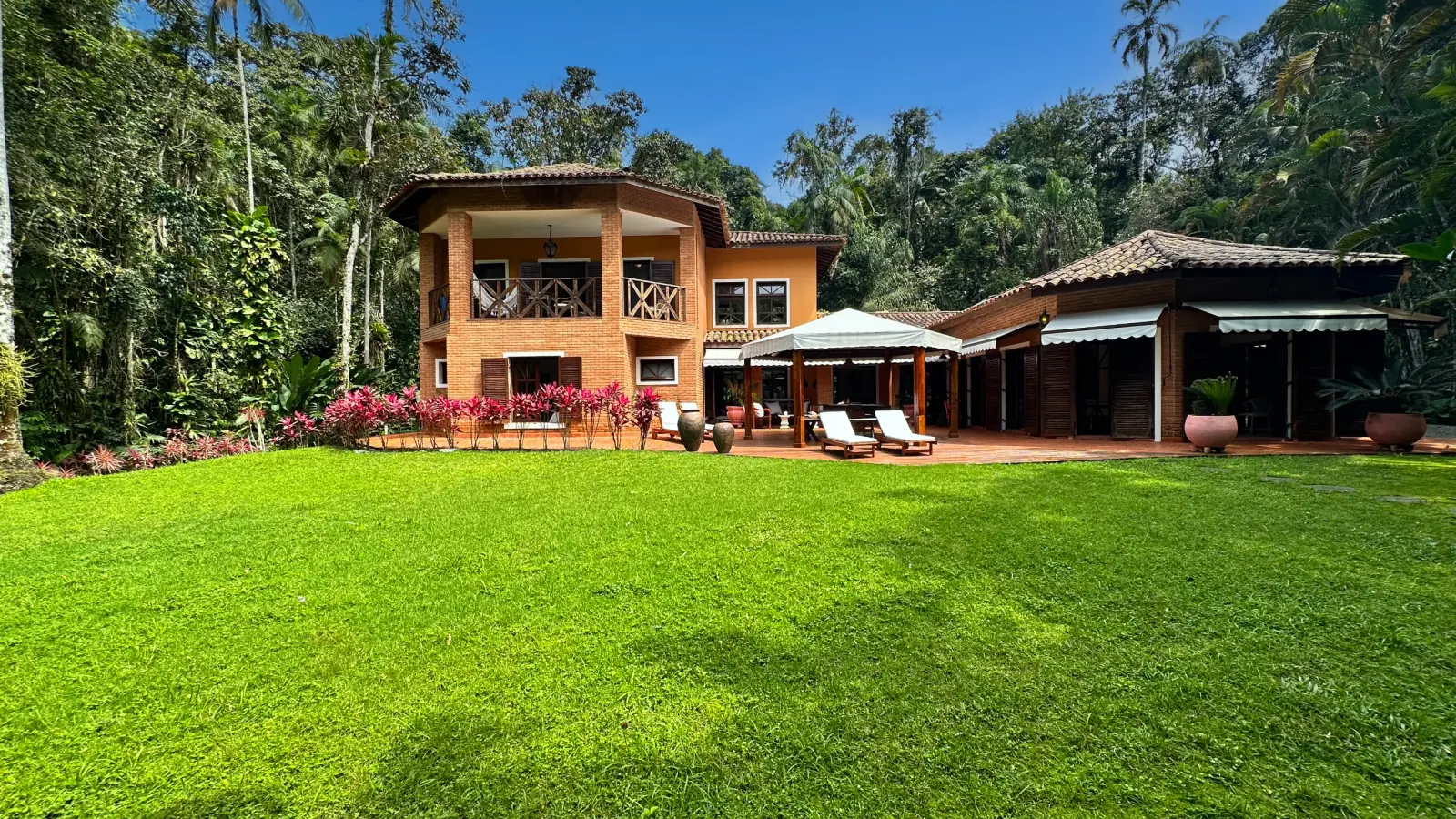 Casa rustica e charmosa com quintal gramado no condominio Iporanga (1)