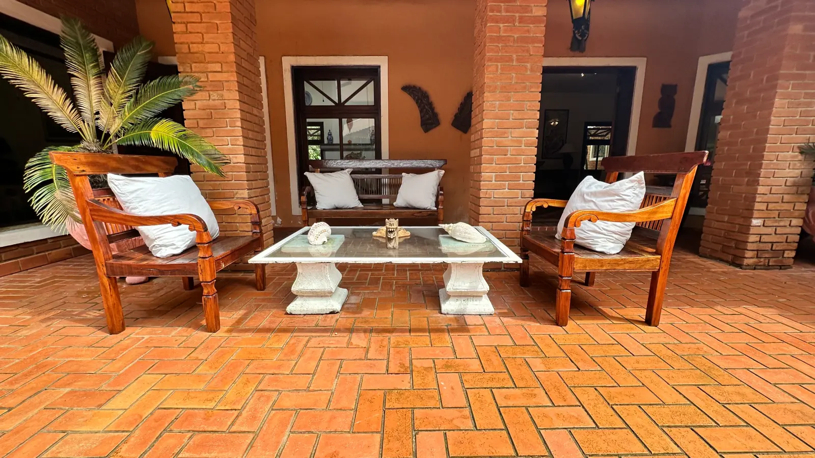 Casa rustica e charmosa com quintal gramado no condominio Iporanga (5)