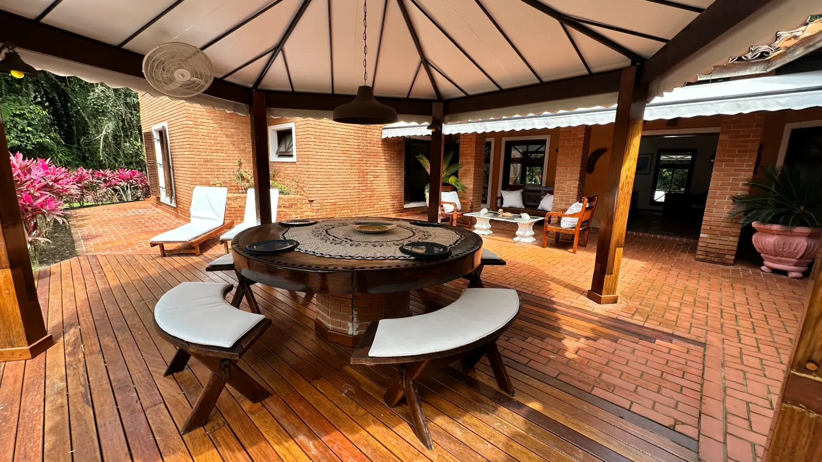 Casa rustica e charmosa com quintal gramado no condominio Iporanga (3)