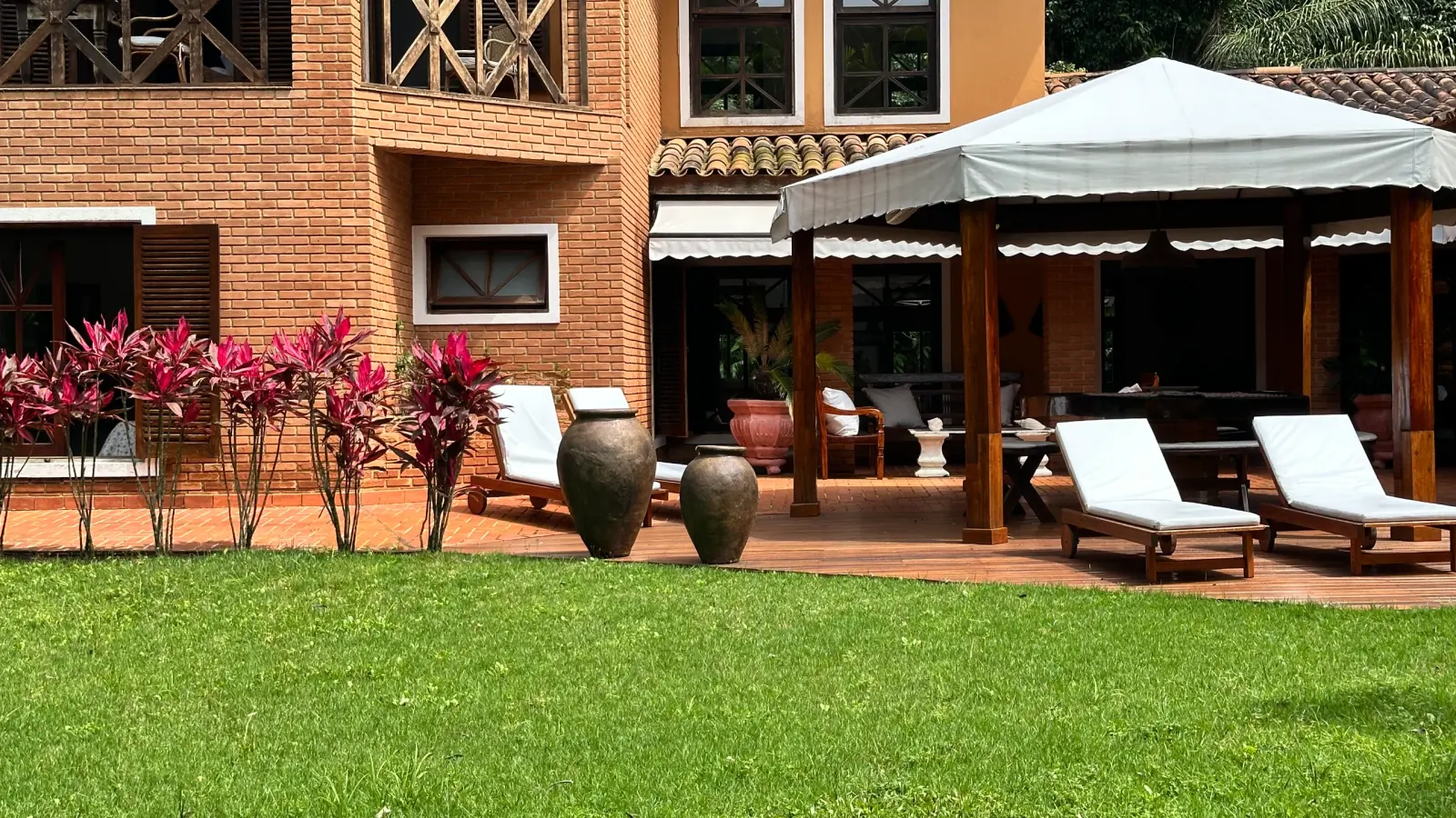 Casa rustica e charmosa com quintal gramado no condominio Iporanga (4)