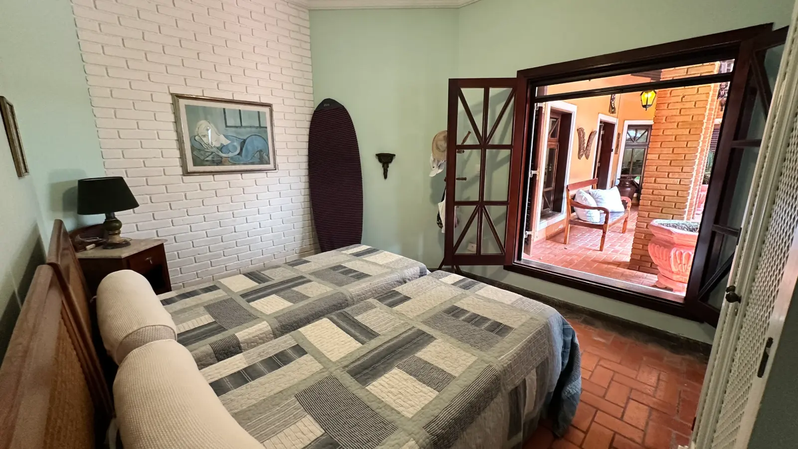 Casa rustica e charmosa com quintal gramado no condominio Iporanga (30)