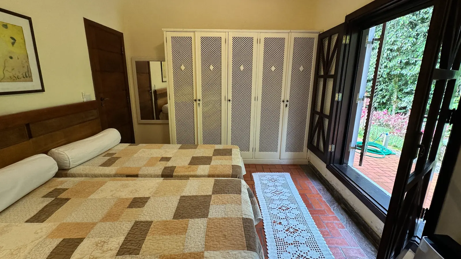 Casa rustica e charmosa com quintal gramado no condominio Iporanga (42)