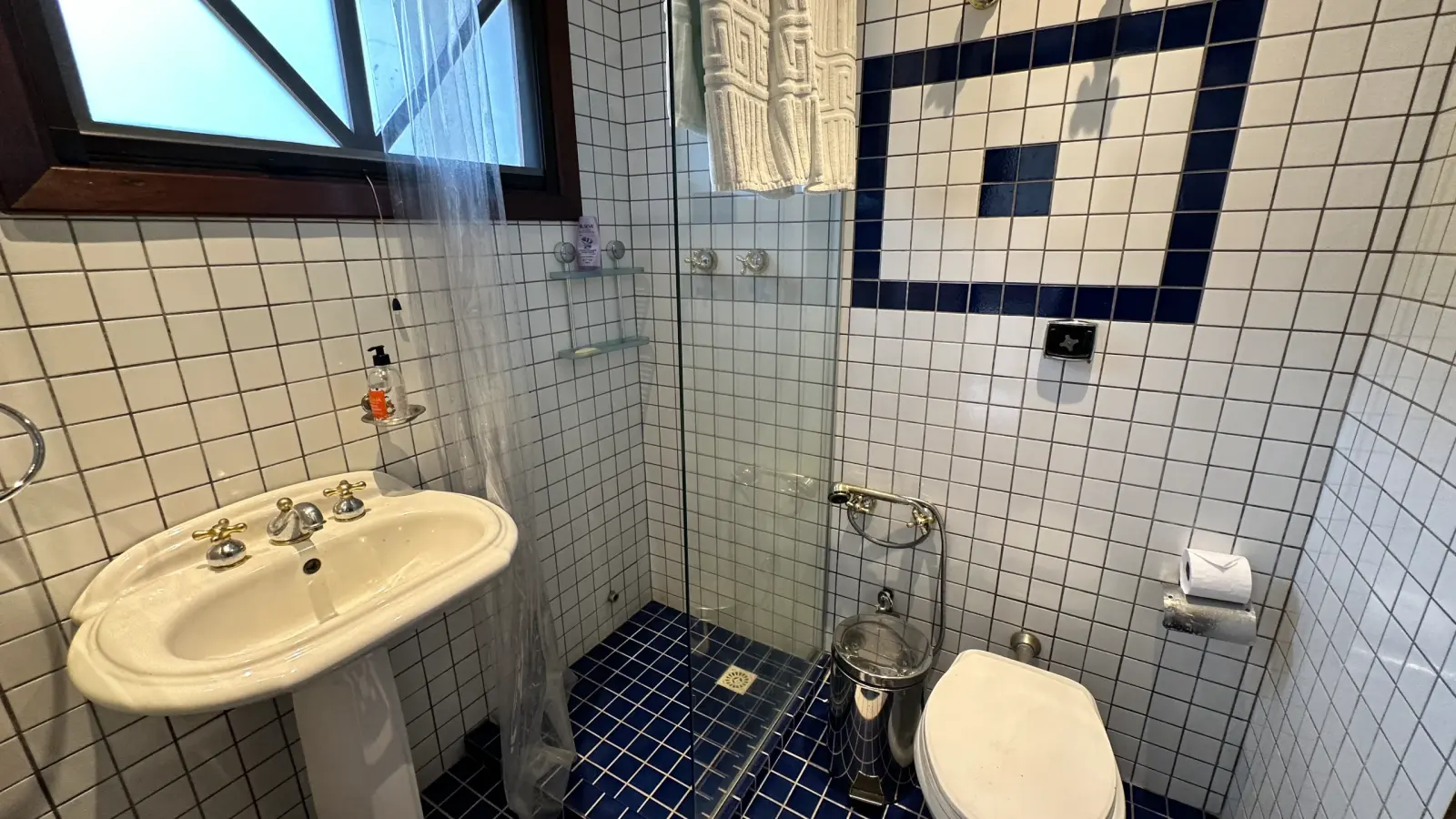 Casa rustica e charmosa com quintal gramado no condominio Iporanga (34)