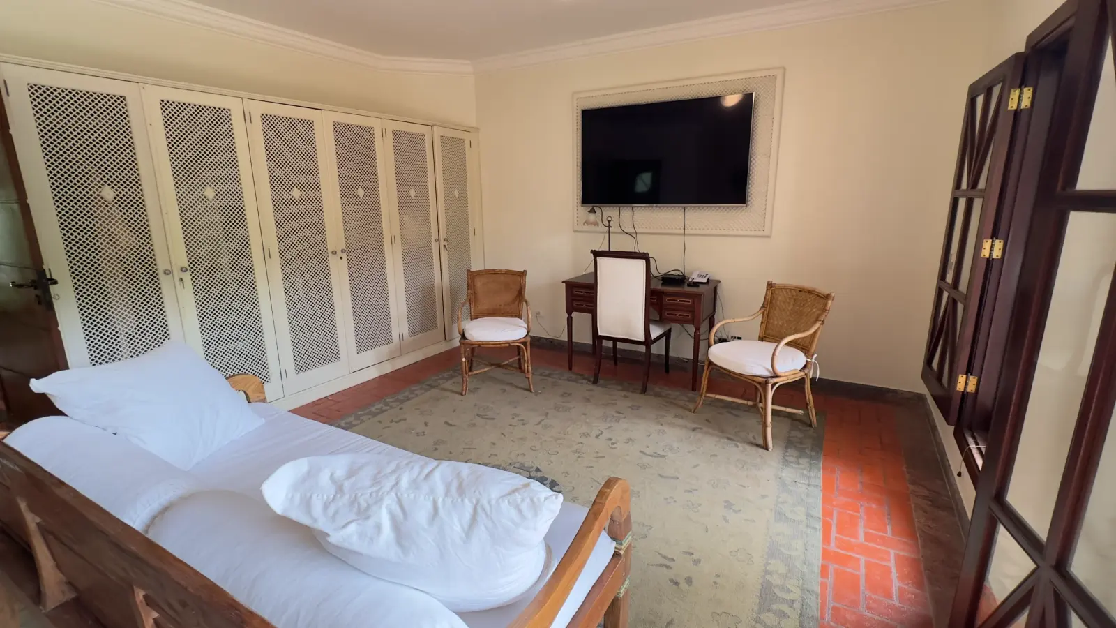 Casa rustica e charmosa com quintal gramado no condominio Iporanga (25)