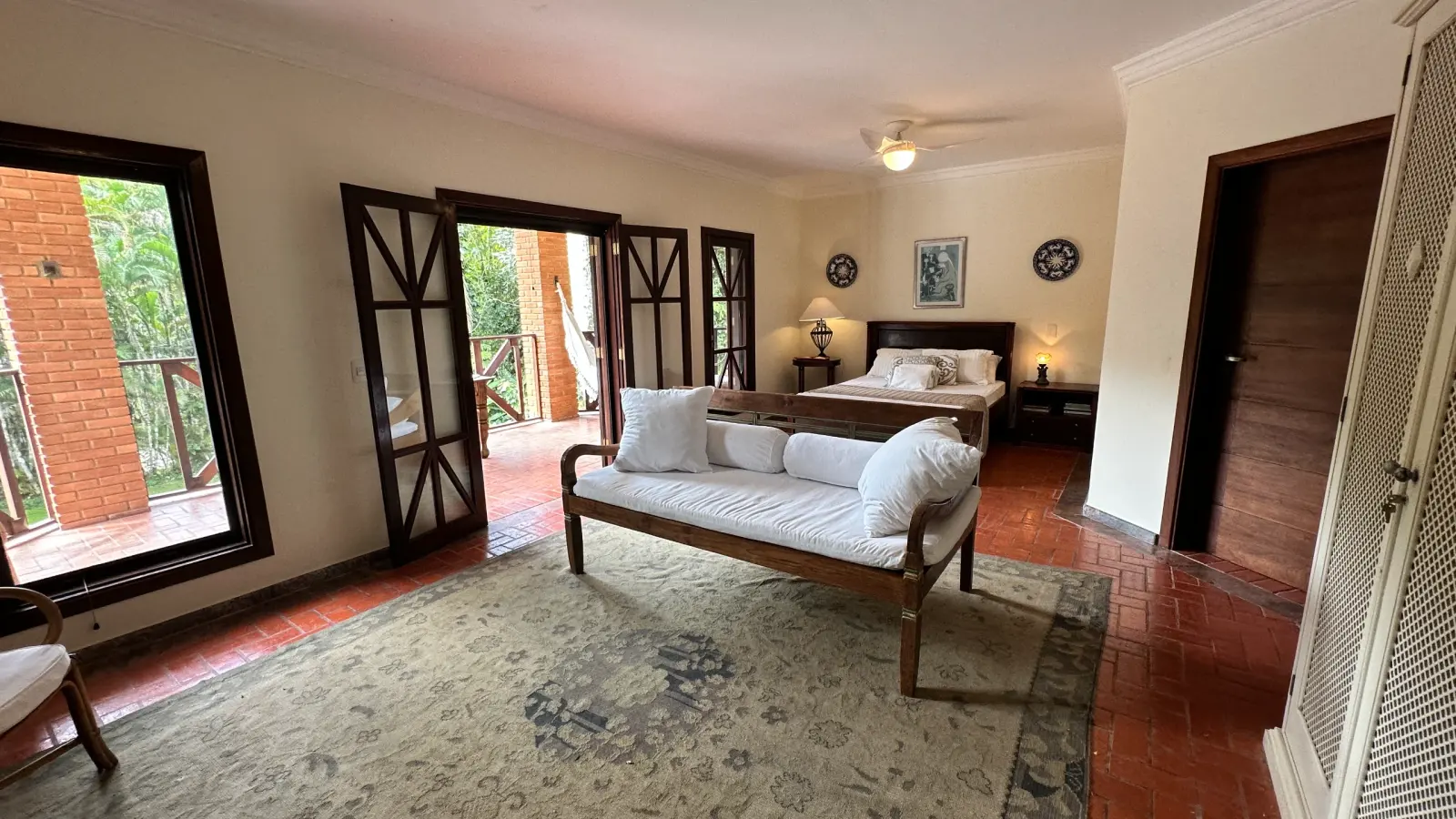 Casa rustica e charmosa com quintal gramado no condominio Iporanga (27)