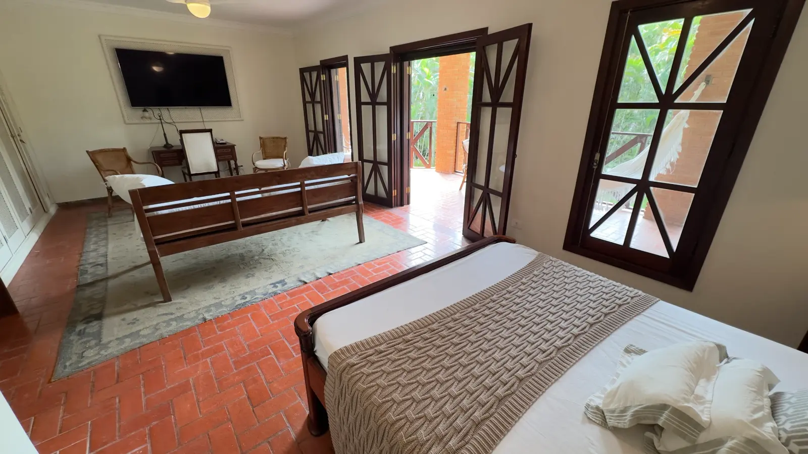 Casa rustica e charmosa com quintal gramado no condominio Iporanga (24)