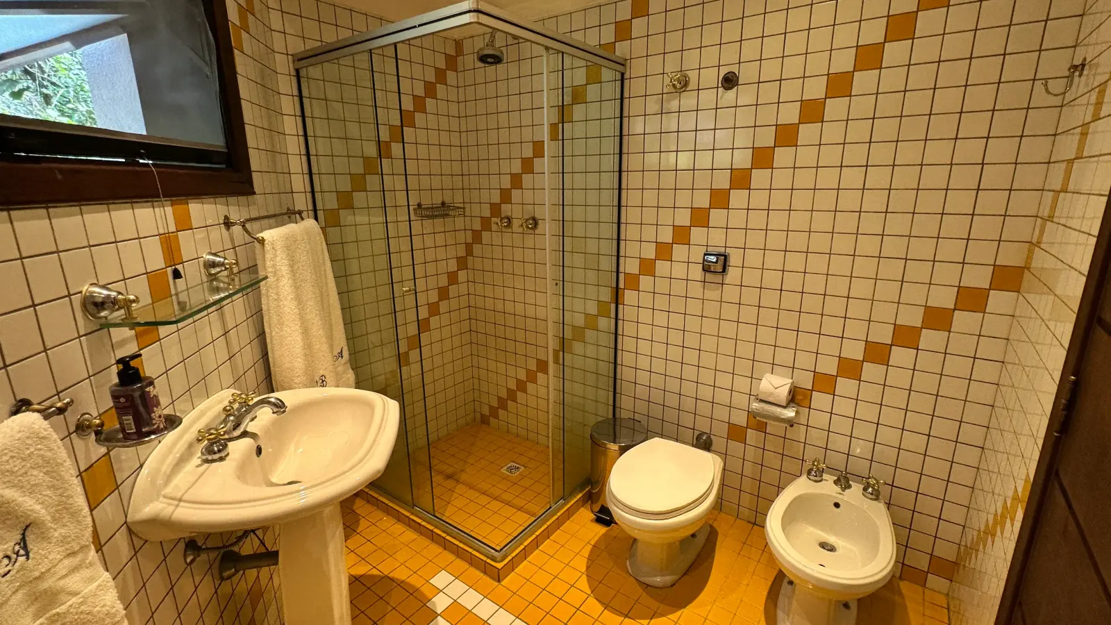 Casa rustica e charmosa com quintal gramado no condominio Iporanga (43)