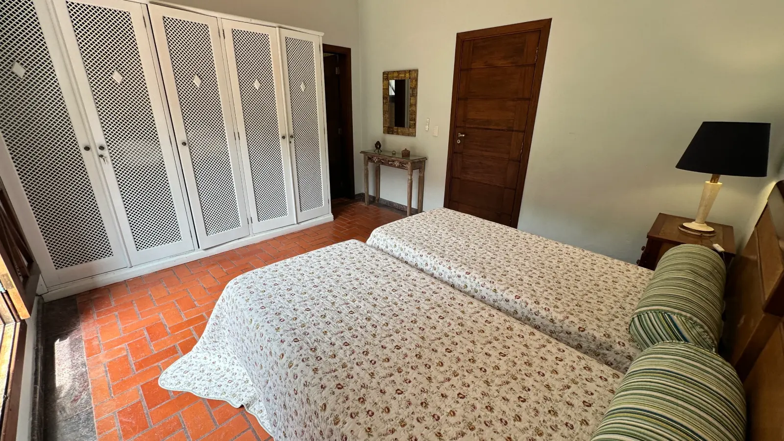 Casa rustica e charmosa com quintal gramado no condominio Iporanga (37)