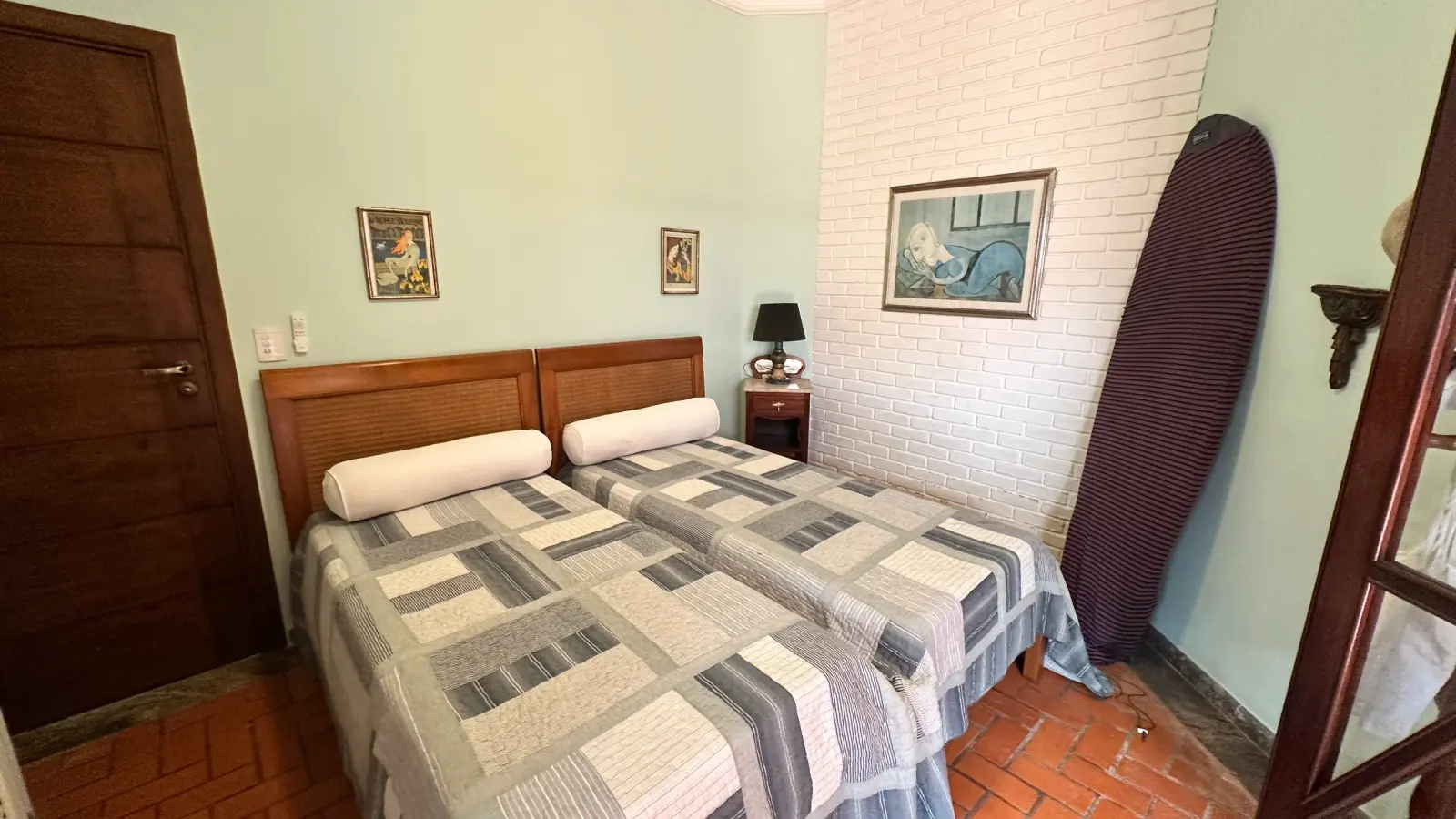 Casa rustica e charmosa com quintal gramado no condominio Iporanga (32)