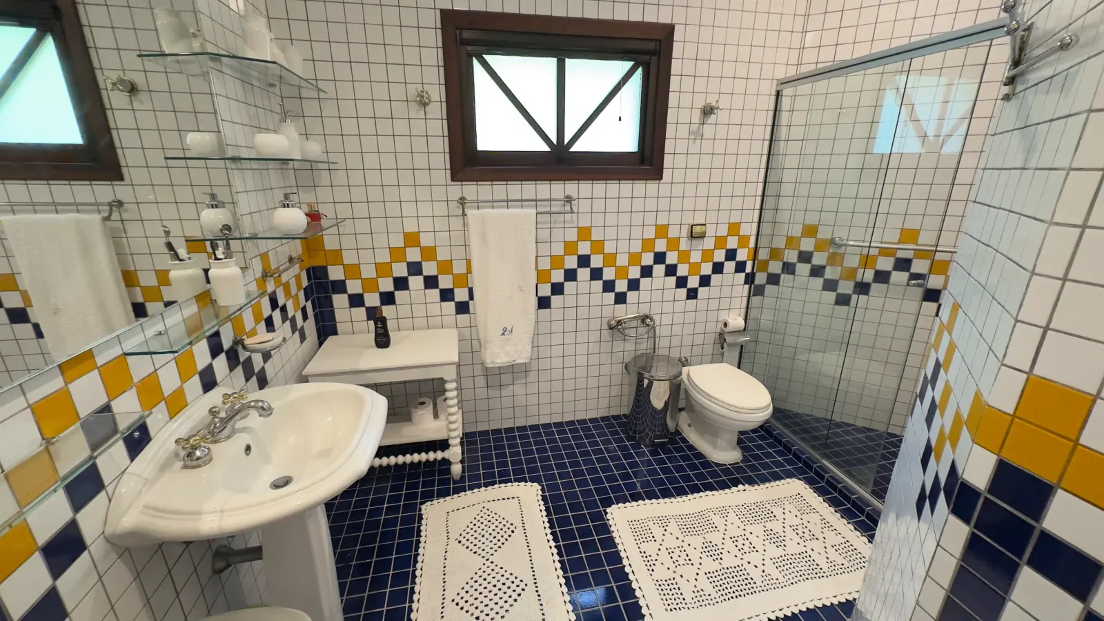 Casa rustica e charmosa com quintal gramado no condominio Iporanga (26)