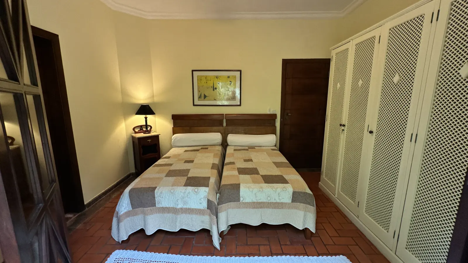 Casa rustica e charmosa com quintal gramado no condominio Iporanga (40)