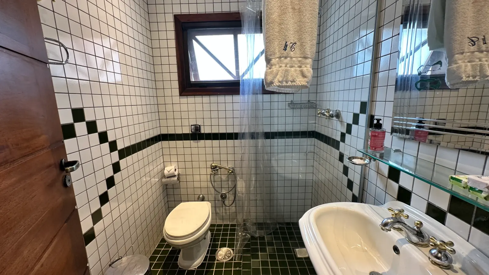 Casa rustica e charmosa com quintal gramado no condominio Iporanga (33)