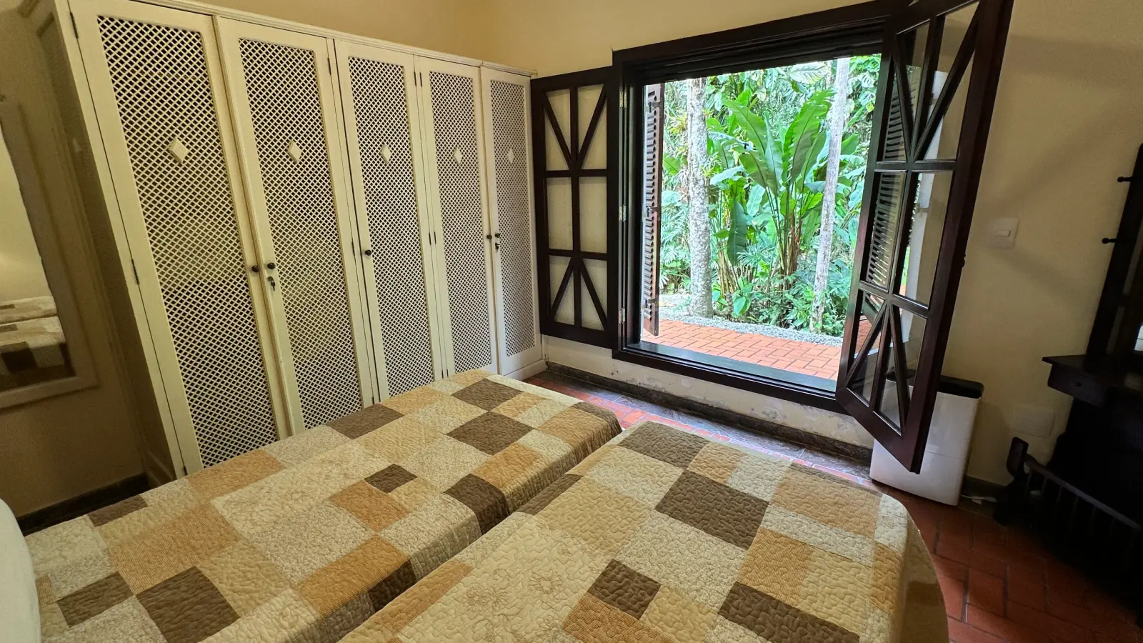 Casa rustica e charmosa com quintal gramado no condominio Iporanga (41)