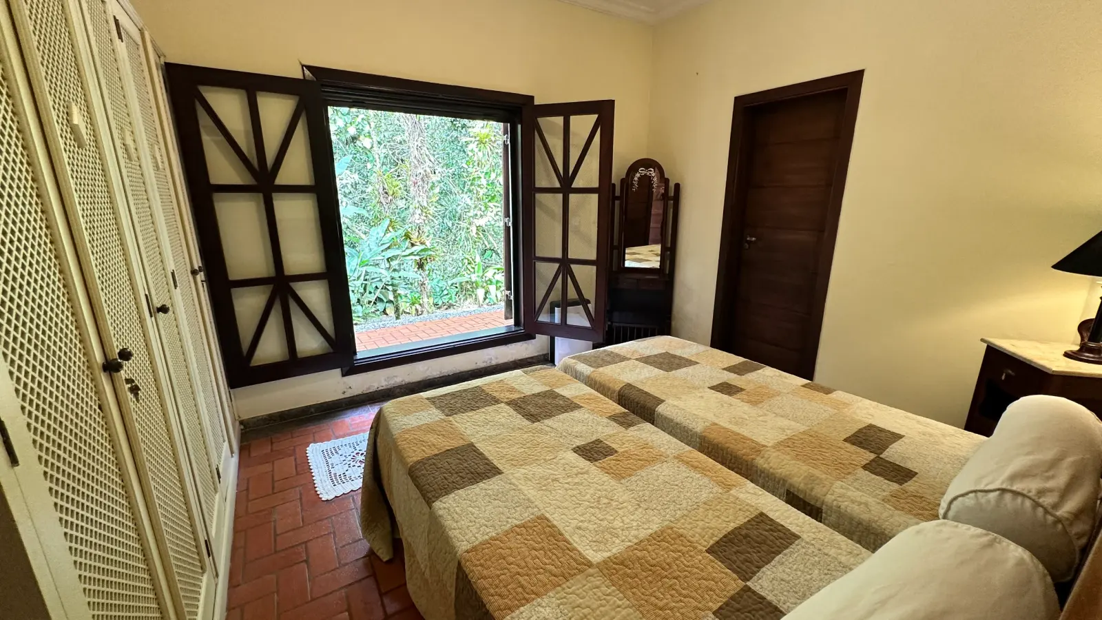Casa rustica e charmosa com quintal gramado no condominio Iporanga (39)