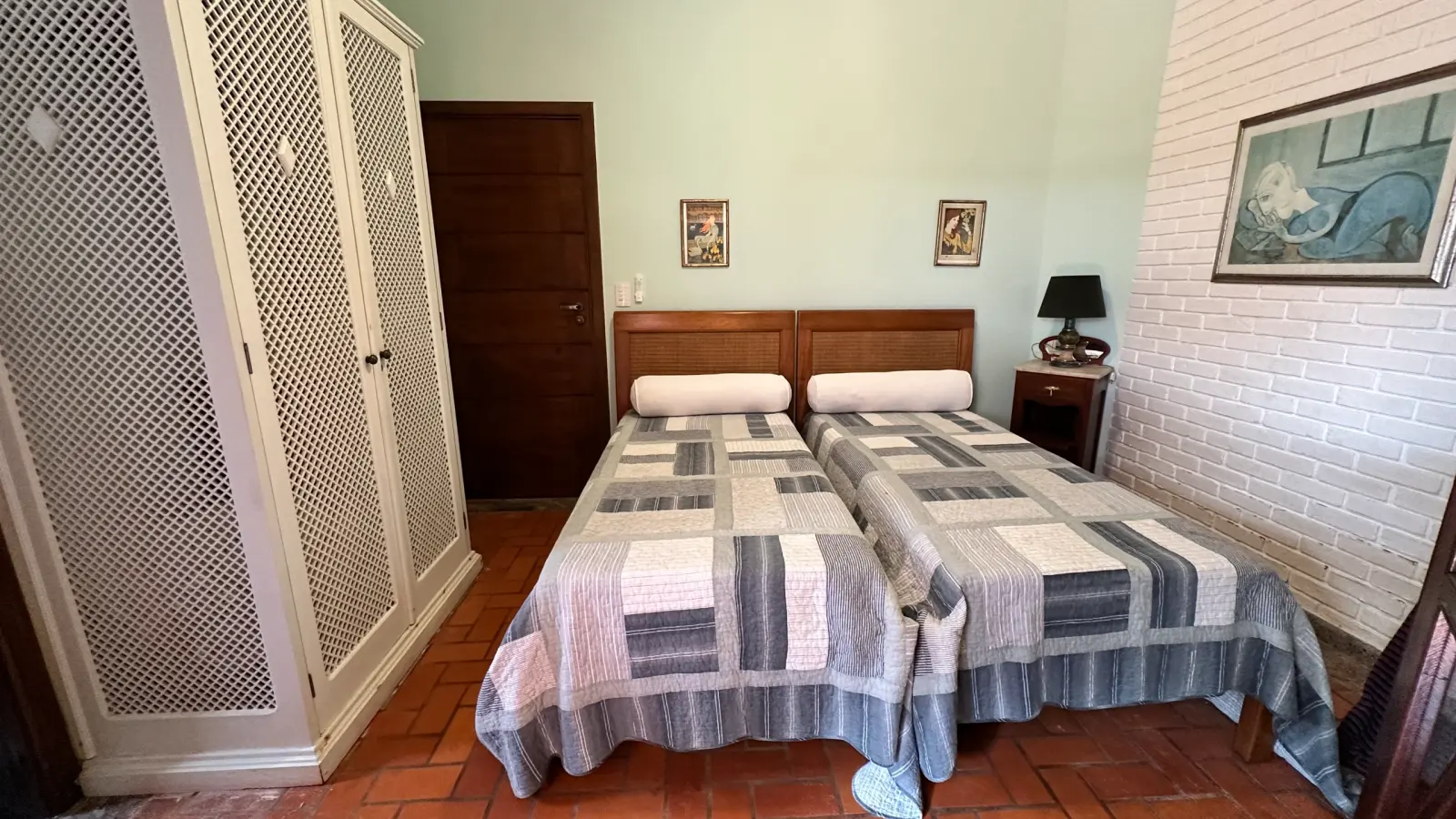 Casa rustica e charmosa com quintal gramado no condominio Iporanga (31)