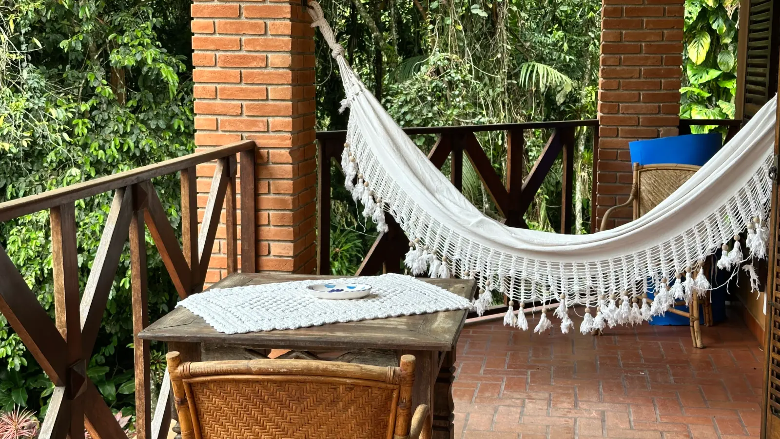 Casa rustica e charmosa com quintal gramado no condominio Iporanga (29)