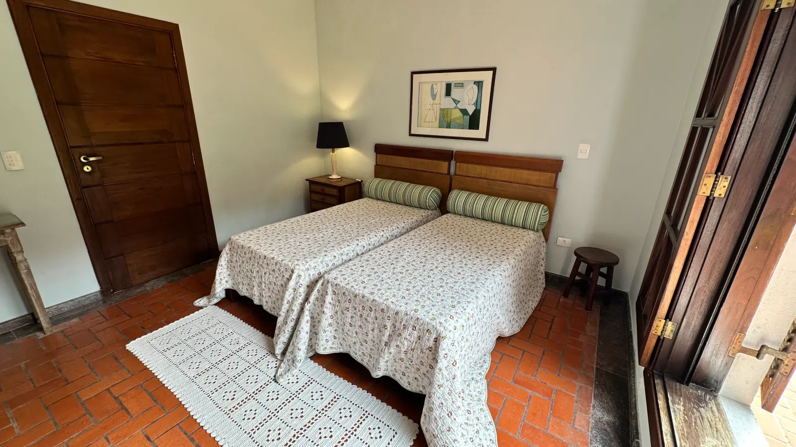 Casa rustica e charmosa com quintal gramado no condominio Iporanga (36)