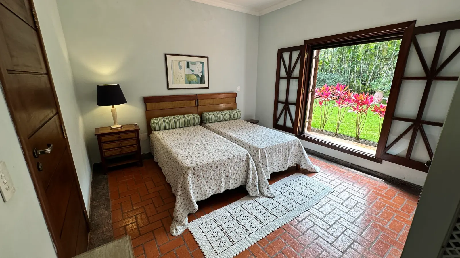 Casa rustica e charmosa com quintal gramado no condominio Iporanga (35)