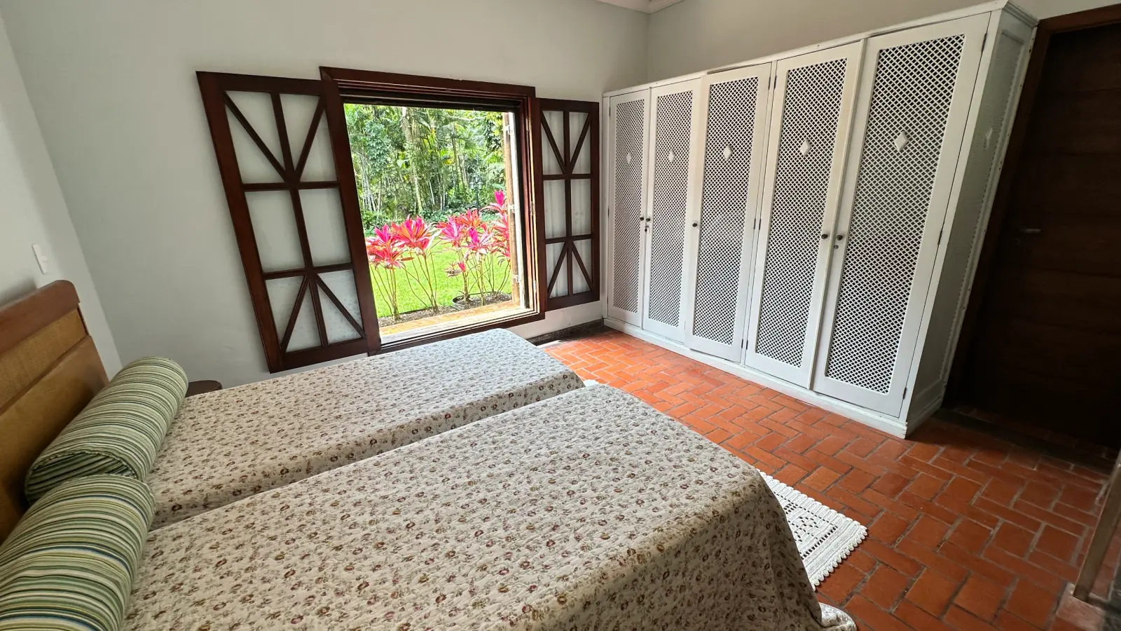 Casa rustica e charmosa com quintal gramado no condominio Iporanga (38)