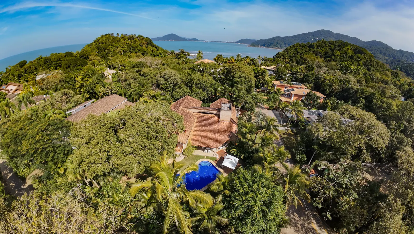 Vista aérea 1 — Iporanga, Guarujá, para temporada, Casa