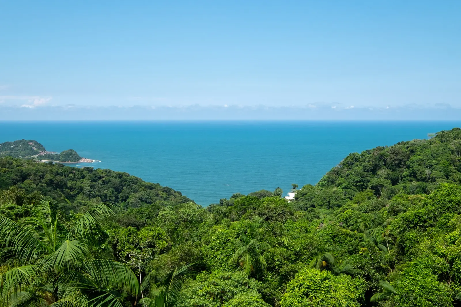 Vista panorâmica do mar e da Mata Atlântica a partir da Villa 231 no Condomínio Iporanga.