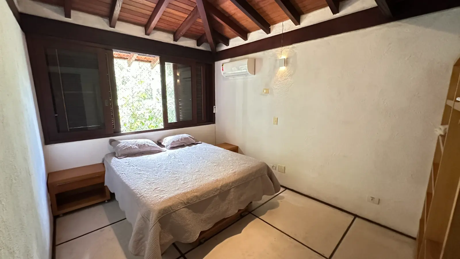 Villa 411 - Casa à venda Condominio Iporanga - Quarto 1 com cama de casal e 2 criados mudos