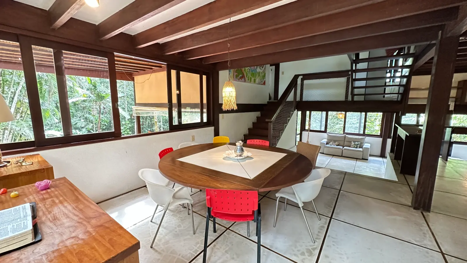 Villa 411 - Casa à venda Condominio Iporanga - Copa da cozinha com mesa redonda para 6 ocupantes