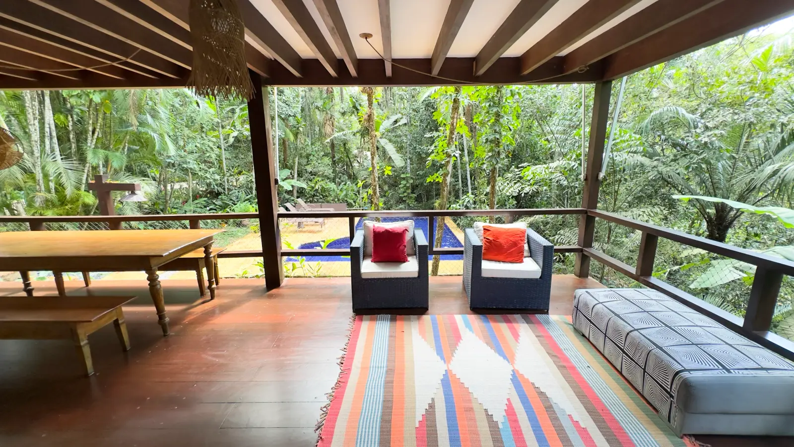 Villa 411 - Casa à venda Condominio Iporanga - Varanda externa com duas poltroas e paisagismo ao fundo